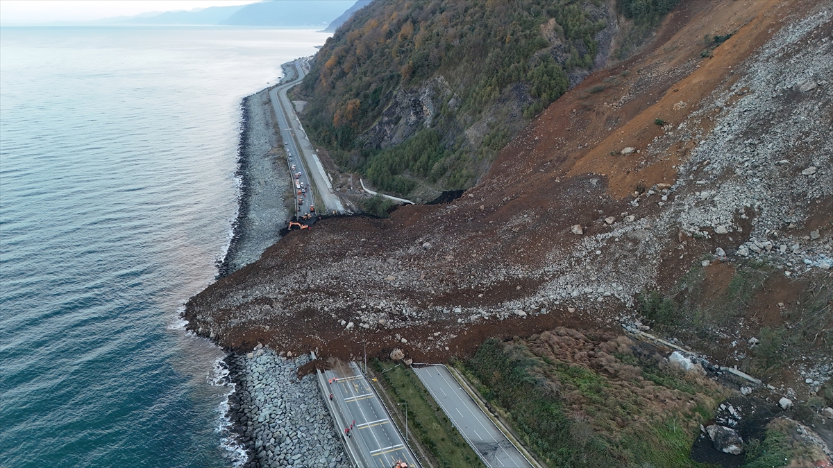 Karadeniz Sahil Yolu'nda heyelan! Yol trafiğe kapandı, heyelan altında araç kalıp kalmadığı bilinmiyor