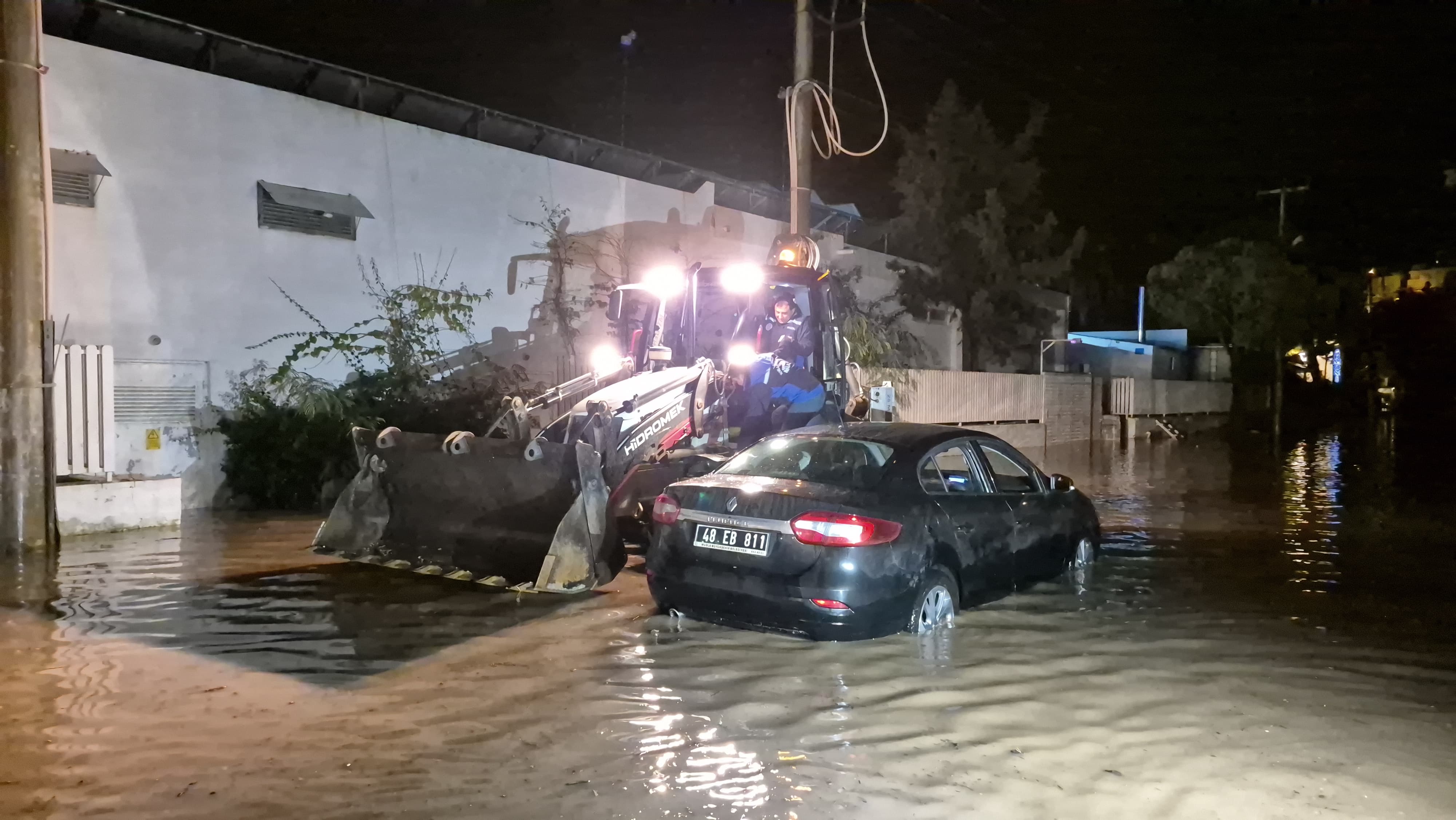 Bodrum'u sel aldı! Birçok ev ve bahçe sular altında kaldı