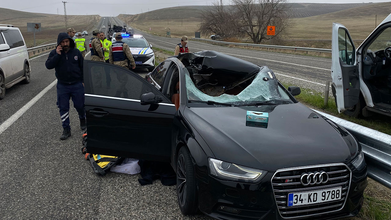 Akıl almaz ölüm! TIR'ın lastiği fırladı, otomobilin tavanına düştü: 1 kişi hayatını kaybetti