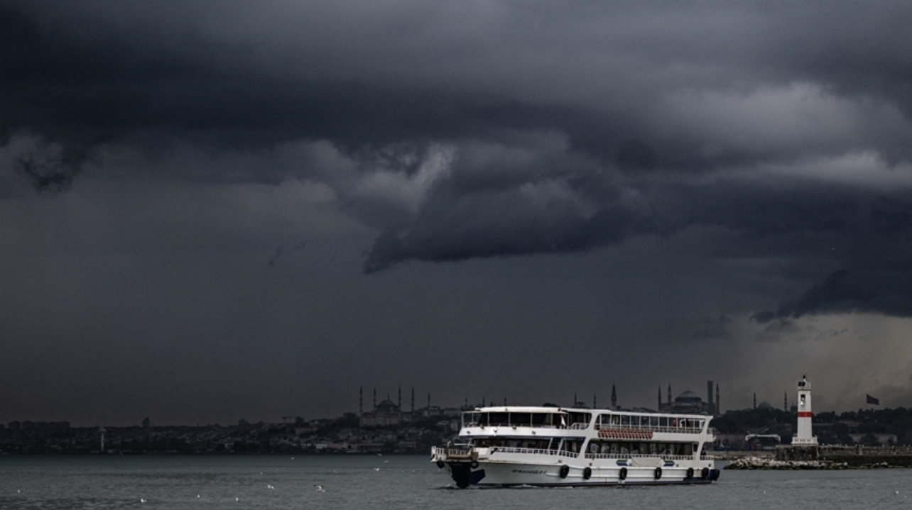 İstanbul için çok kritik uyarı geldi. AKOM açıklama yaptı: Sabah saatlerinden itibaren fena vuracak