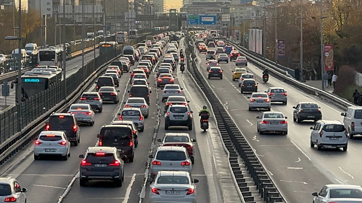 Haftanın ilk günü İstanbul'da trafik yine kilit! M5 metro hattı arıza yaptı, duraklar da doldu