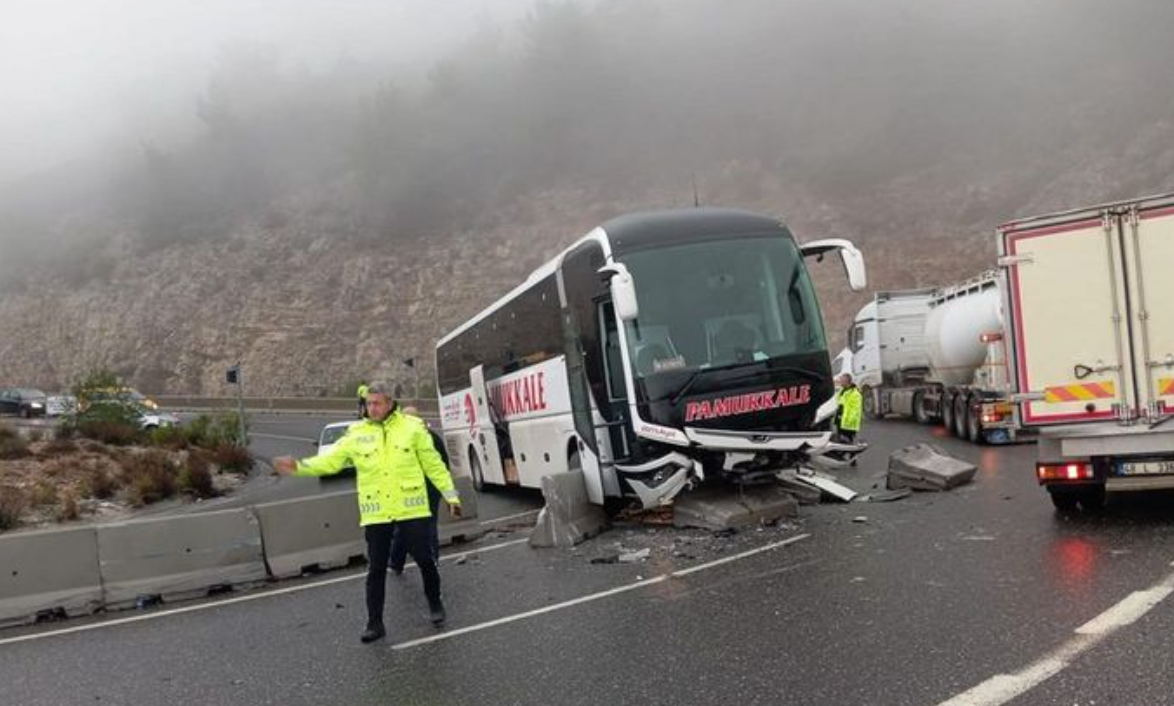 Yolcu otobüsü bariyere girdi! Büyük facia ucuz atlatıldı: Çok sayıda yaralı var