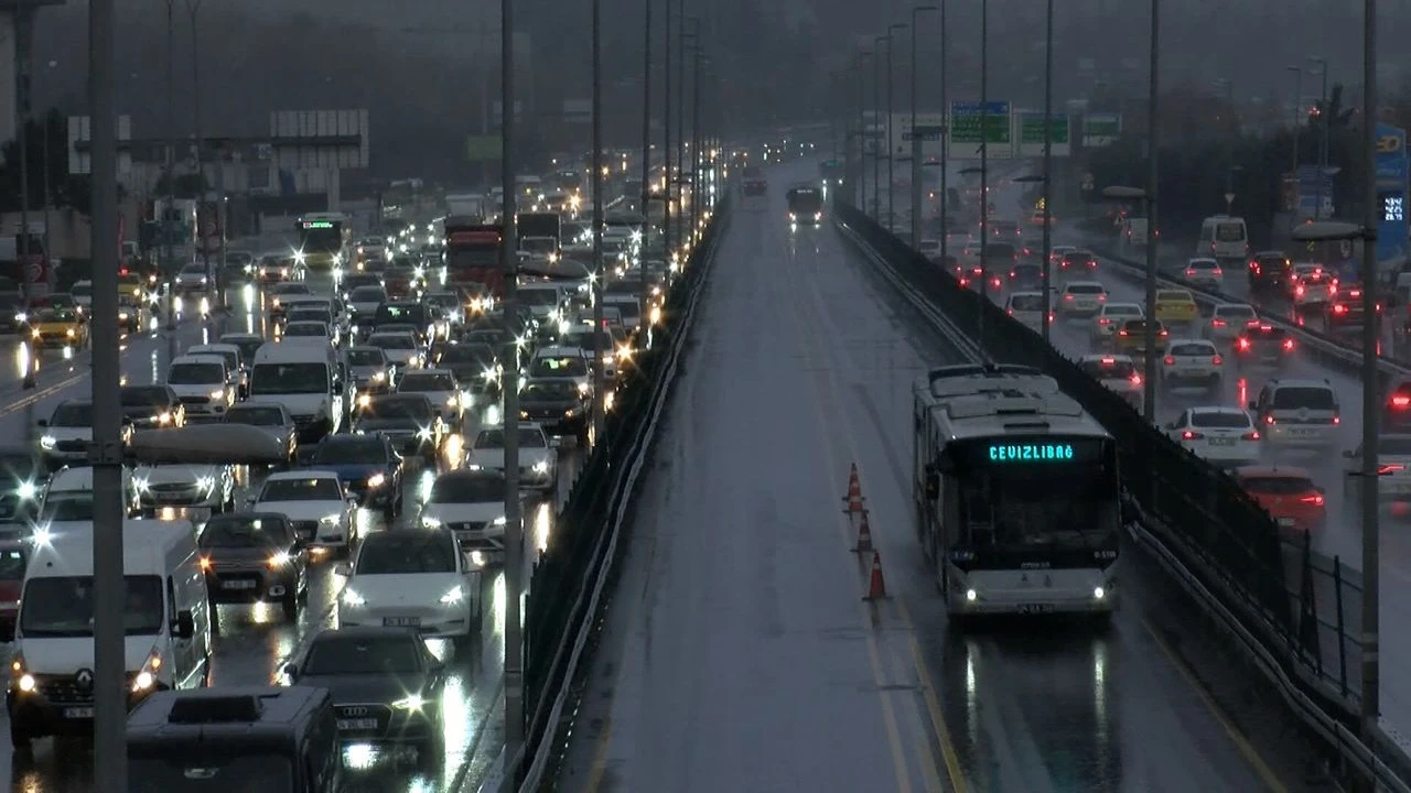 İstanbul’da yağış çilesi: Trafik durma noktasında