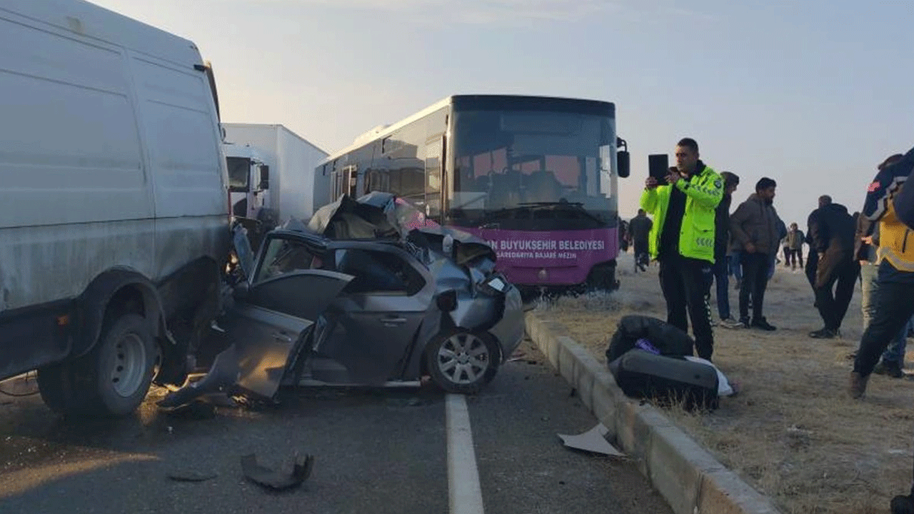 Van'daki zincirleme trafik kazasında ortalık savaş alanına döndü! Ölü ve yaralılar var