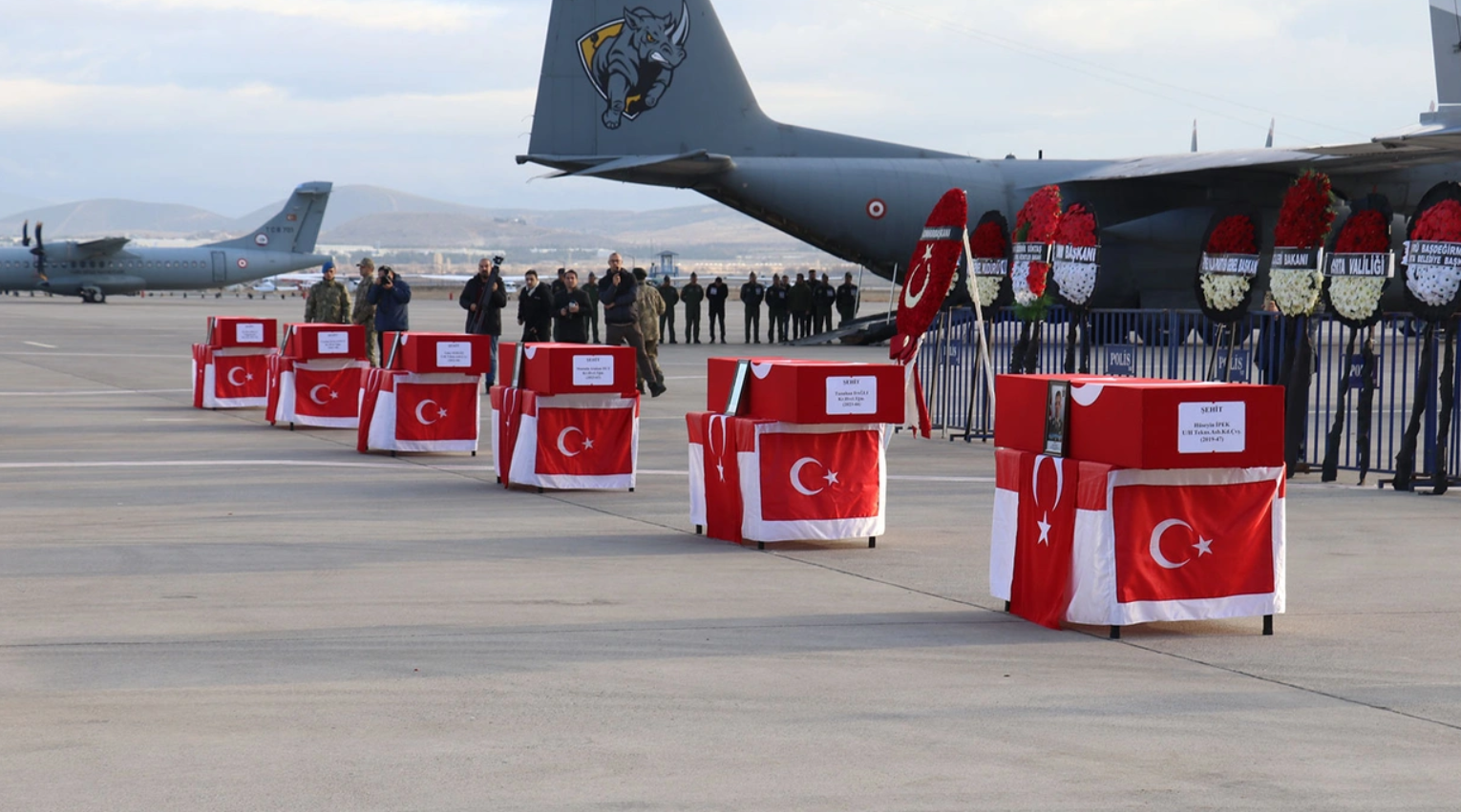 Türkiye şehitlerine ağladı. Helikopter kazasında şehit olan 6 asker için son görev