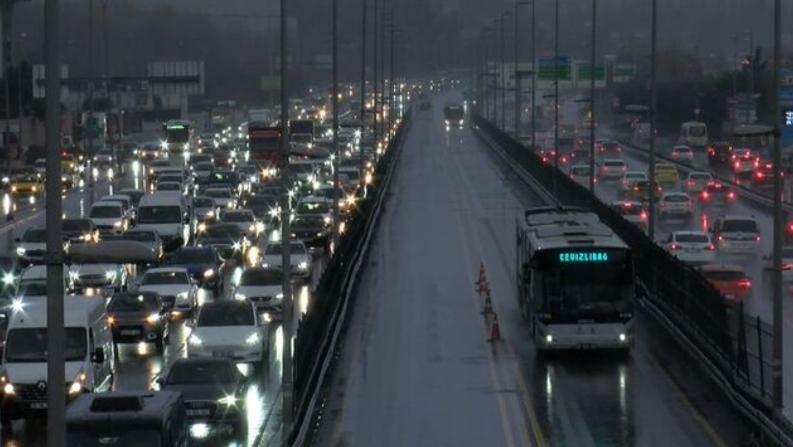 Bir İstanbul klasiği. Yağmur yağdı, kent genelinde trafik yoğunluğu yüzde 70'i aştı