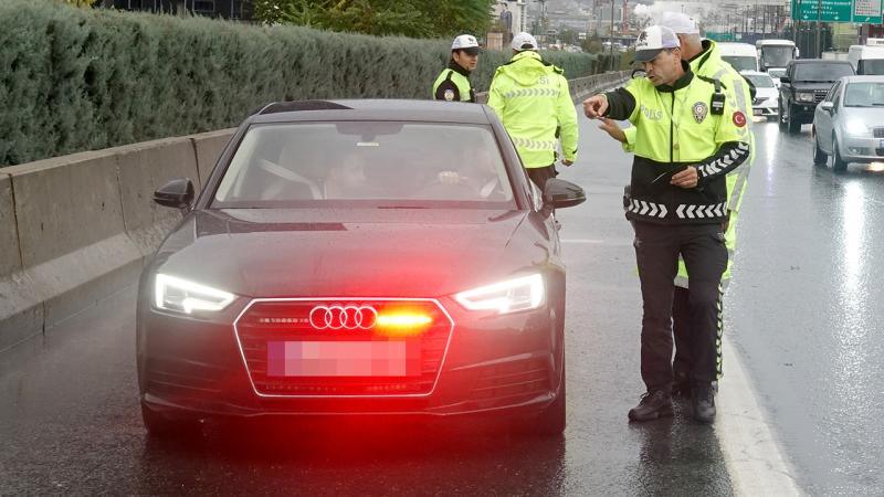 Araçtan çıkanlara polis bile inanamadı! Çakarlı araca ibretlik ceza