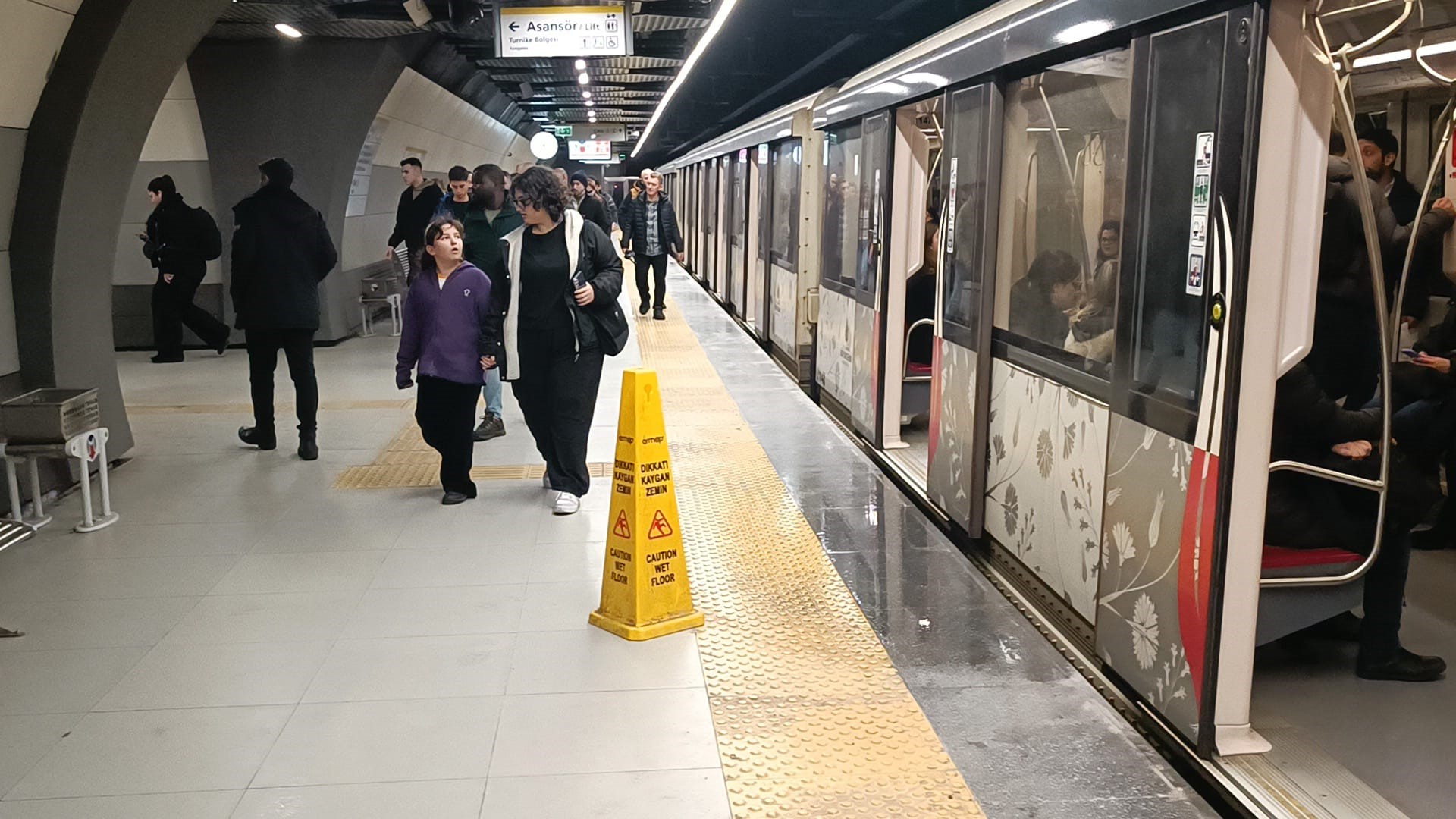 İBB geçtiğimiz yıl hizmete açmıştı, Ataköy - Olimpiyat Metro hattının tavanından su akmaya başladı