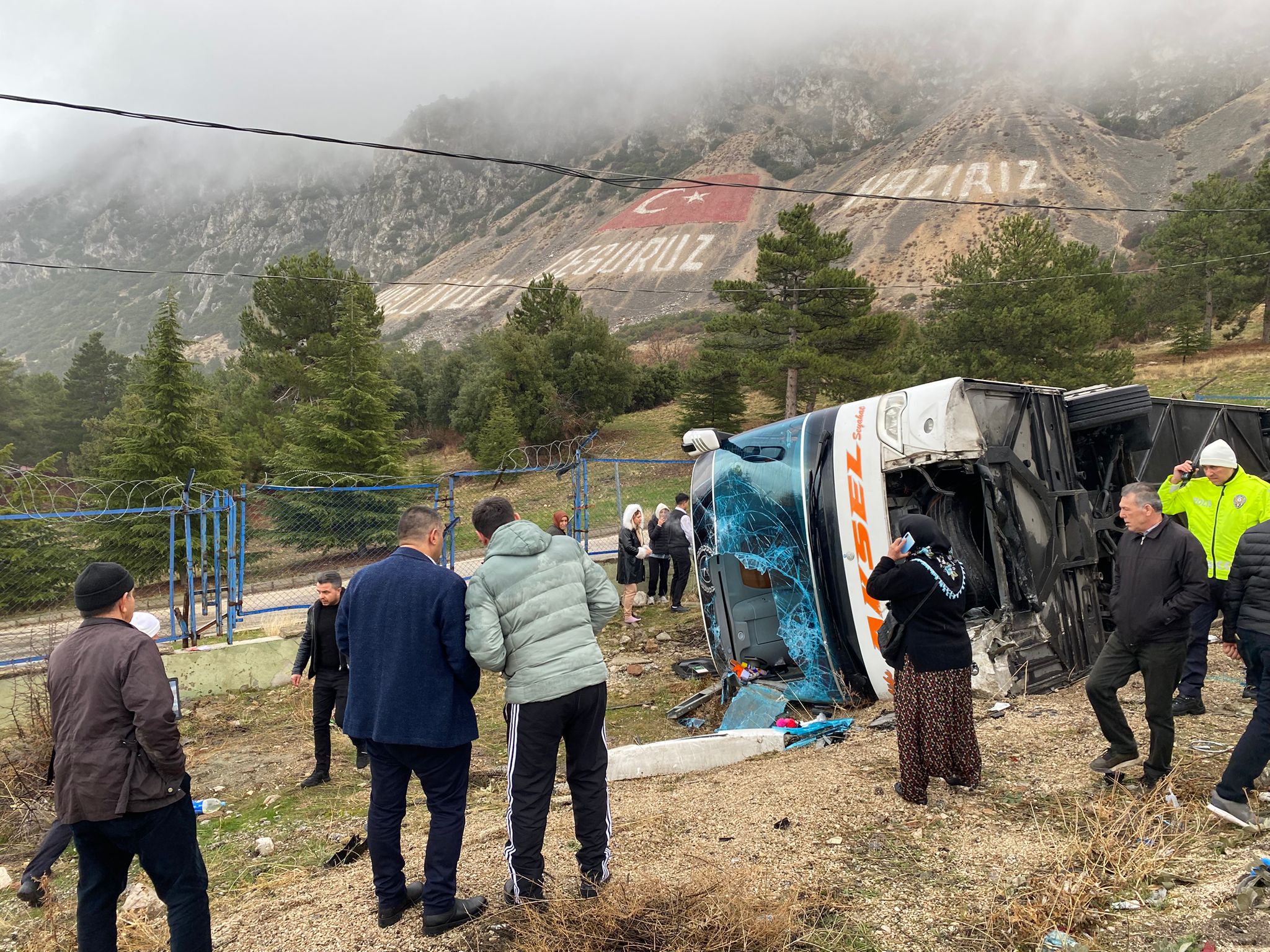 Isparta'da yolcu otobüsü devrildi: Ölü ve yaralılar var