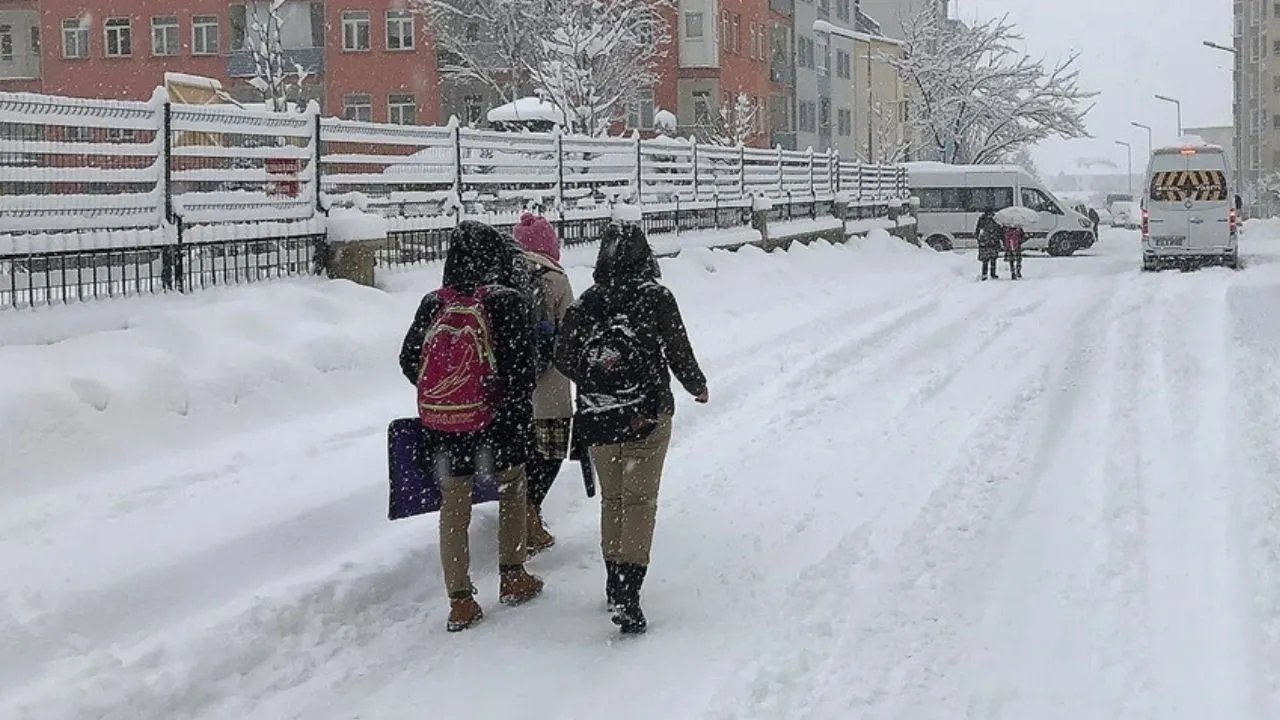 Artvin’de eğitime kar engeli: Okullar tatil edildi