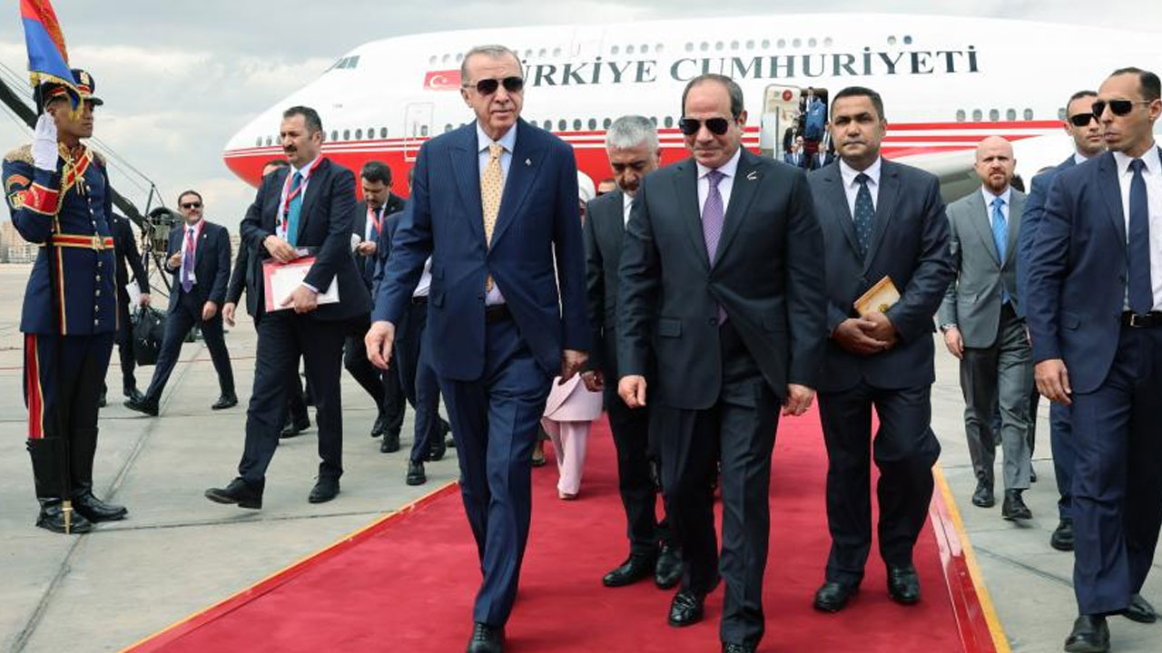 Cumhurbaşkanı Erdoğan Mısır’a indi: Sisi törenle karşıladı!