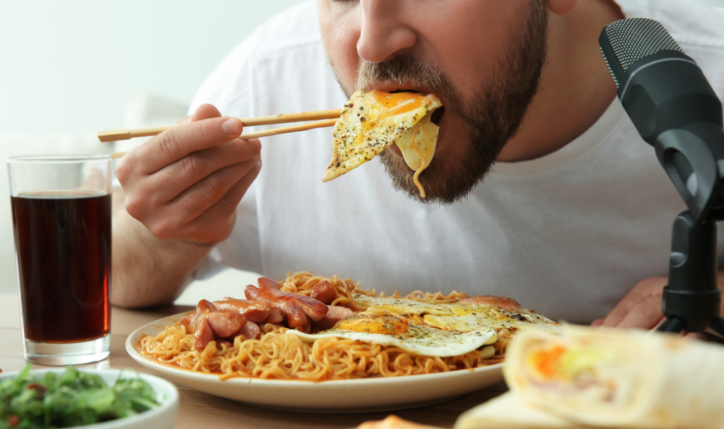 Sosyal medyada Mukbang çılgınlığı: Tehlike çanları çalıyor, Türkiye'de fenomen isim hastanelik oldu