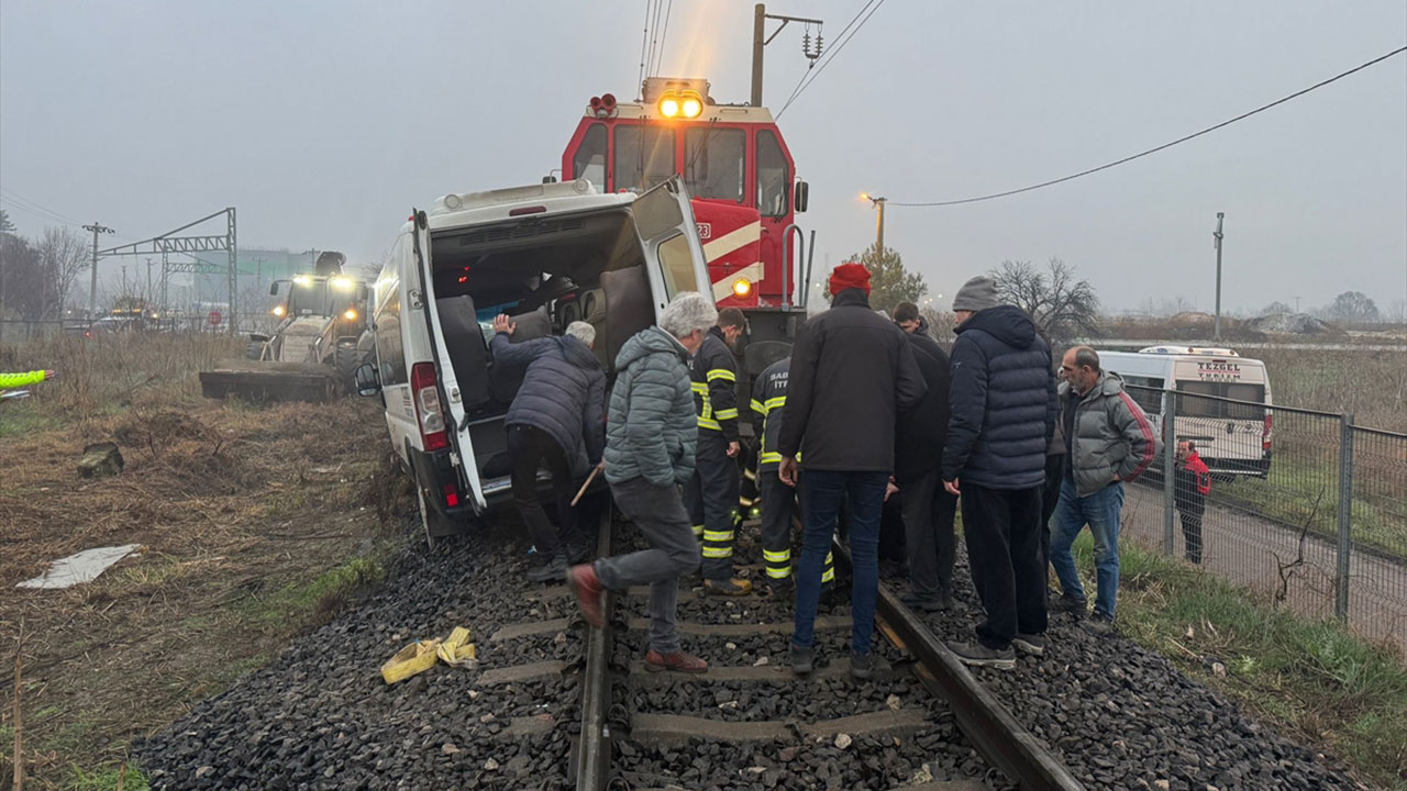 Son dakika haberi... Yük treni işçi taşıyan servise çarptı