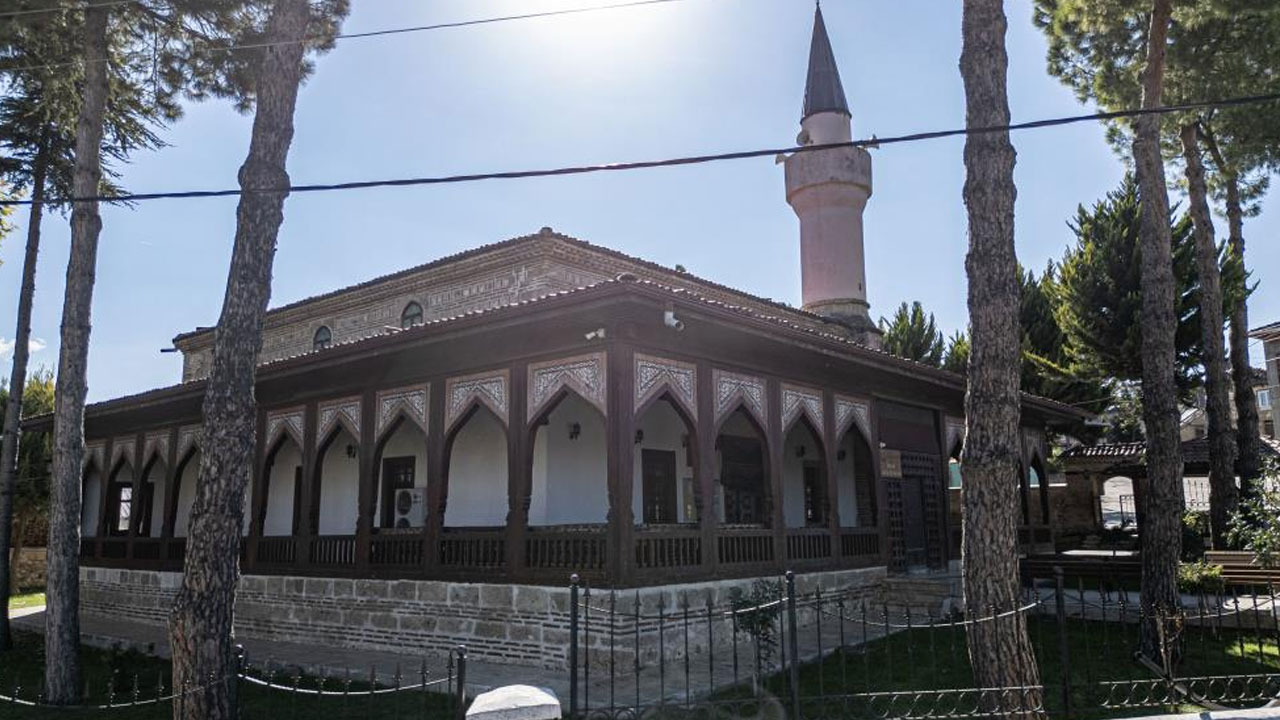 942 yıllık çivi kullanılmadan inşa edilen cami tarihe tanıklık ediyor