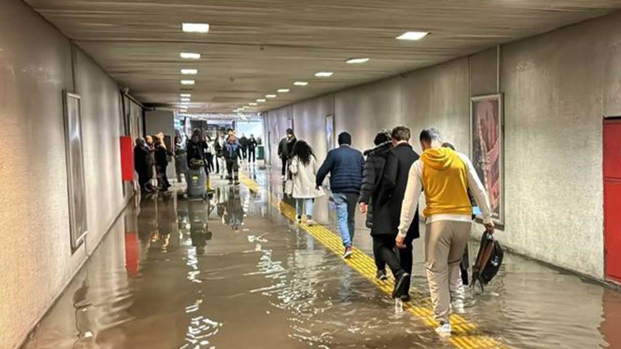 İstanbul'un en işlek istasyonlarından! Metroyu kanalizasyon suyu bastı