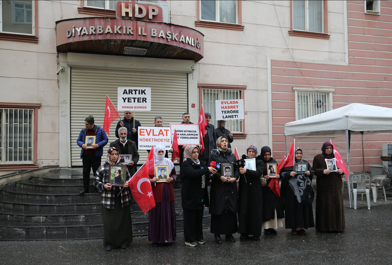 Diyarbakır anneleri evlat nöbetinde: Terörün pençesinden kurtaracağız