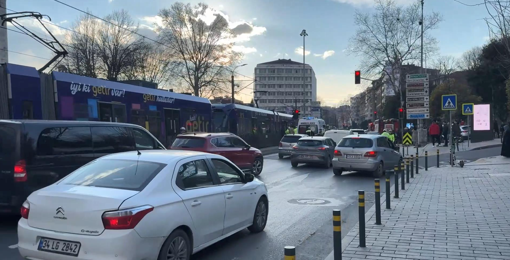 Son dakika haberi... İstanbul Beyoğlu'nda tramvay kazası: Bir kişi ağır yaralandı