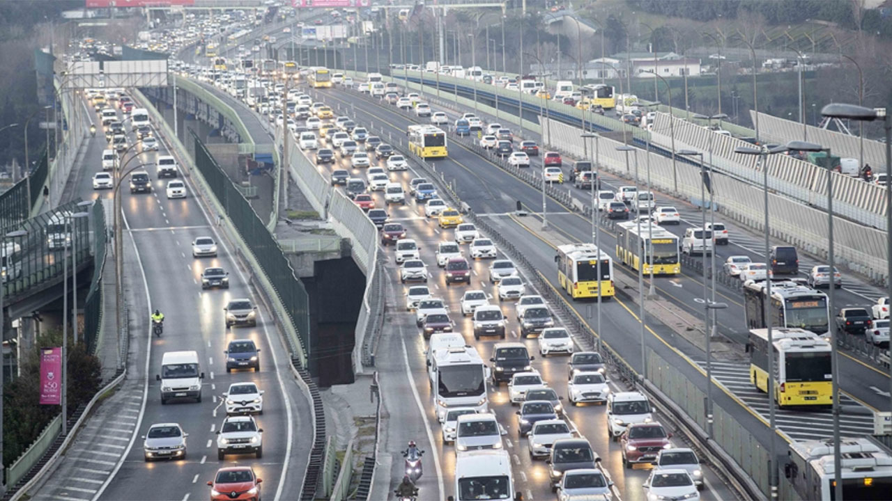 İstanbul'da kırmızı pazartesi! Yağış ve çalışmalar yüzünden trafik yüzde 80'i aştı