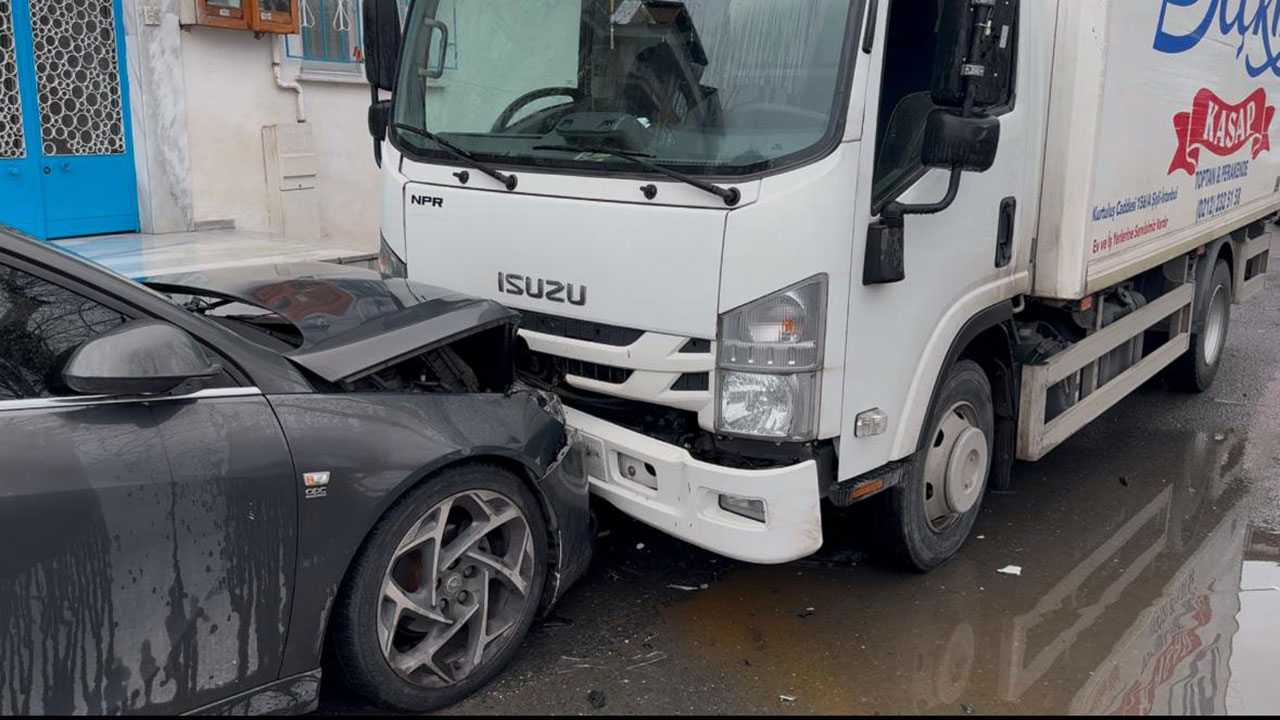 Beyoğlu'nda kamyonet dehşeti: Kontrolden çıktı, 7 araca çarptı, olay yerinden kaçtı