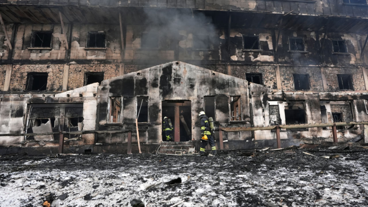 Kartalkaya'daki otelin sahibinden üçüncü otel girişimi! Vatandaşlardan "Cani Halit" pankartı