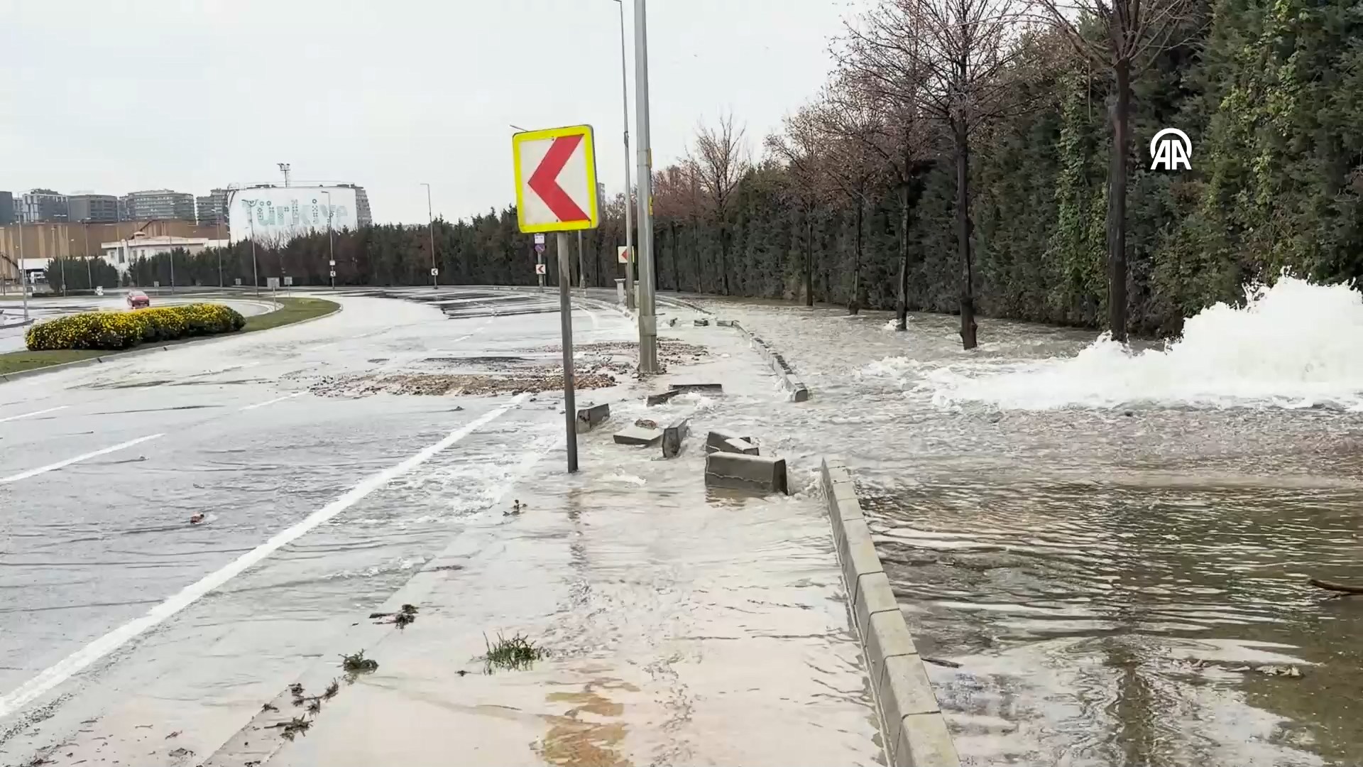 Bakırköy'de ana isale hattındaki boru patladı: Yeni Havalimanı Caddesi trafiğe kapatıldı