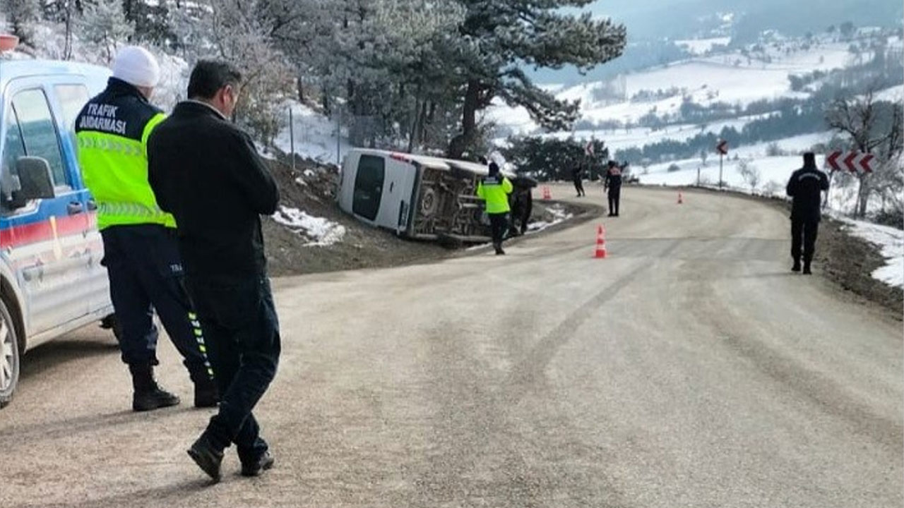 Bolu’da işçileri taşıyan servis devrildi: Çok sayıda yaralı var