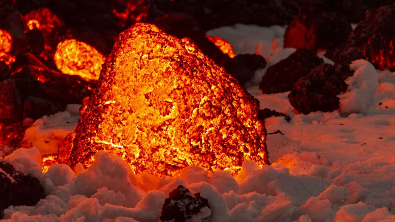 Etna Yanardağı buz ve kar ile buluştu: Ortaya eşsiz bir manzara çıktı