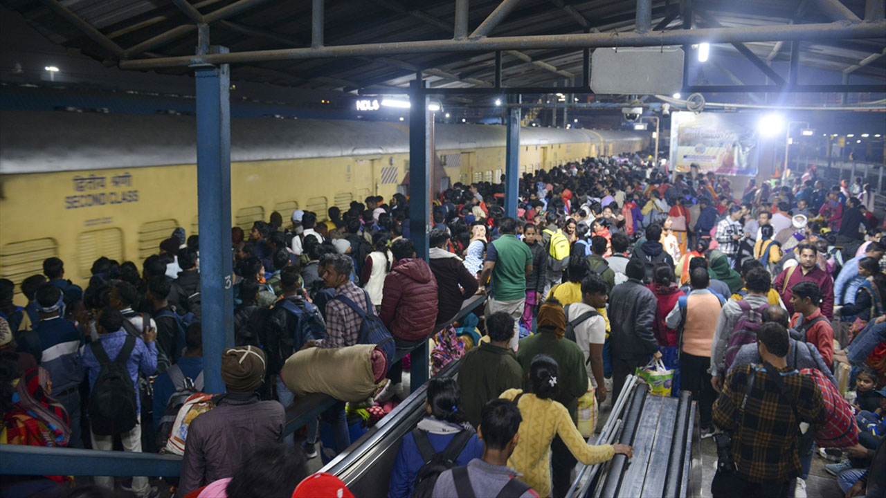 Tren istasyonunda facia! İzdiham çıktı trene binmek için birbirlerini ezdiler: En az 16 kişi öldü