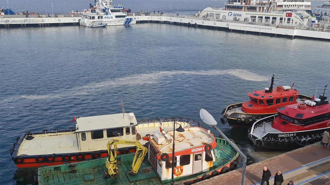 Çanakkale'de müsilaj krizi: Balıkçılar isyan etti, bir aydır denize ağ atamıyorlar