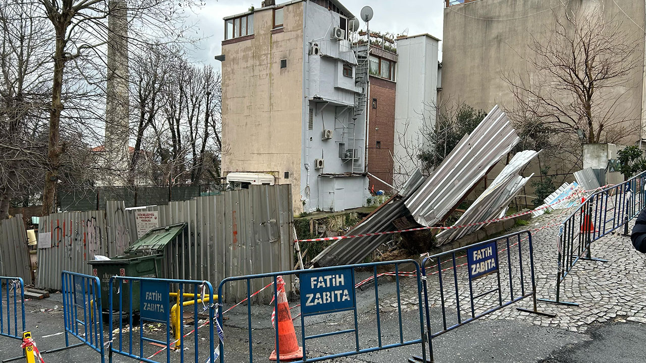 İstanbul'un göbeğinde toprak kayması! Sultanahmet şantiye alanında yol çöktü