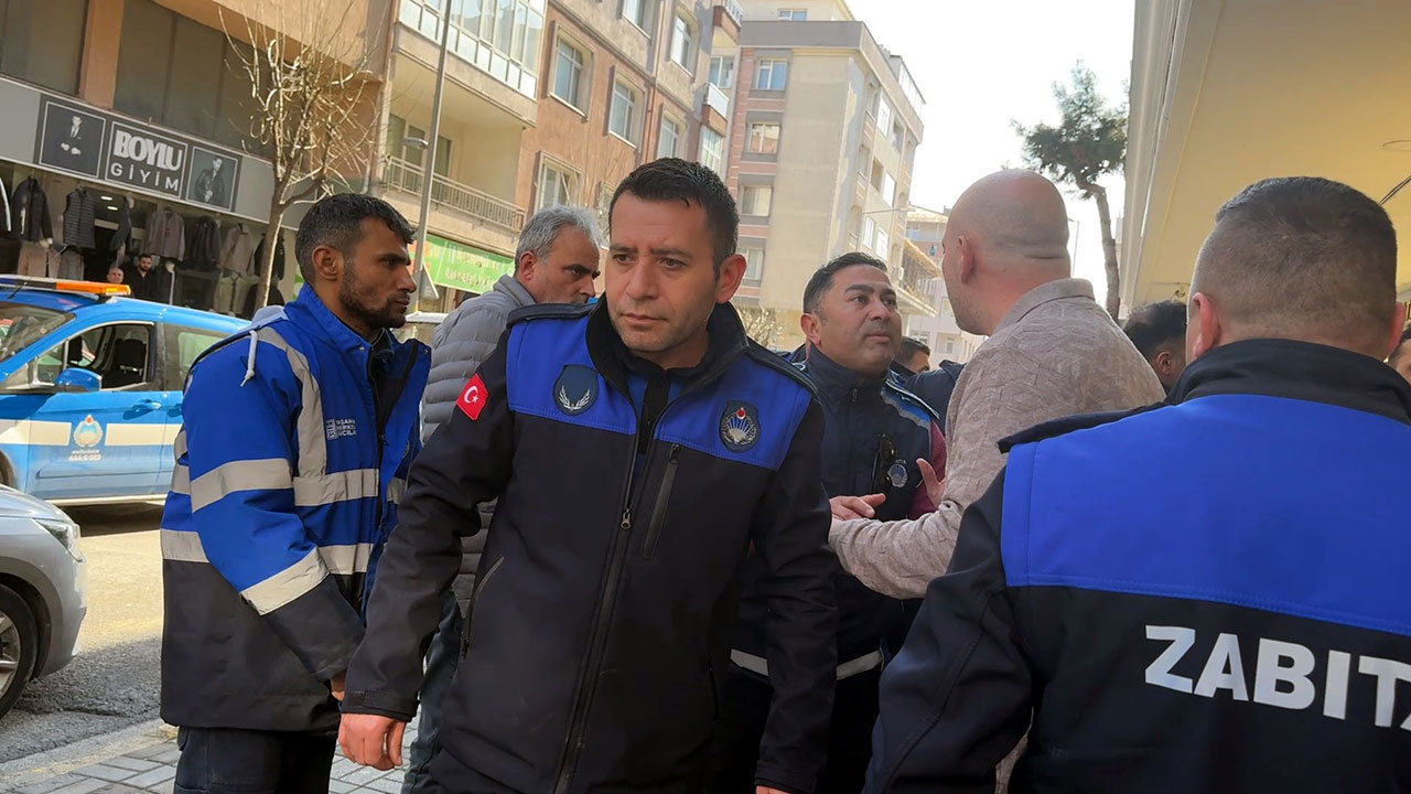 Esnafla zabıta arasında gerginlik çıktı polis güçlükle sakinleştirdi: Küfür ve hakaretler havada uçuştu