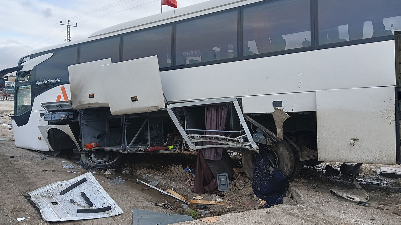 Yolcu otobüsünün şoförü rahatsızlandı can pazarı yaşandı: Beton bariyere çarptı, 5'i ağır 16 kişi yaralı