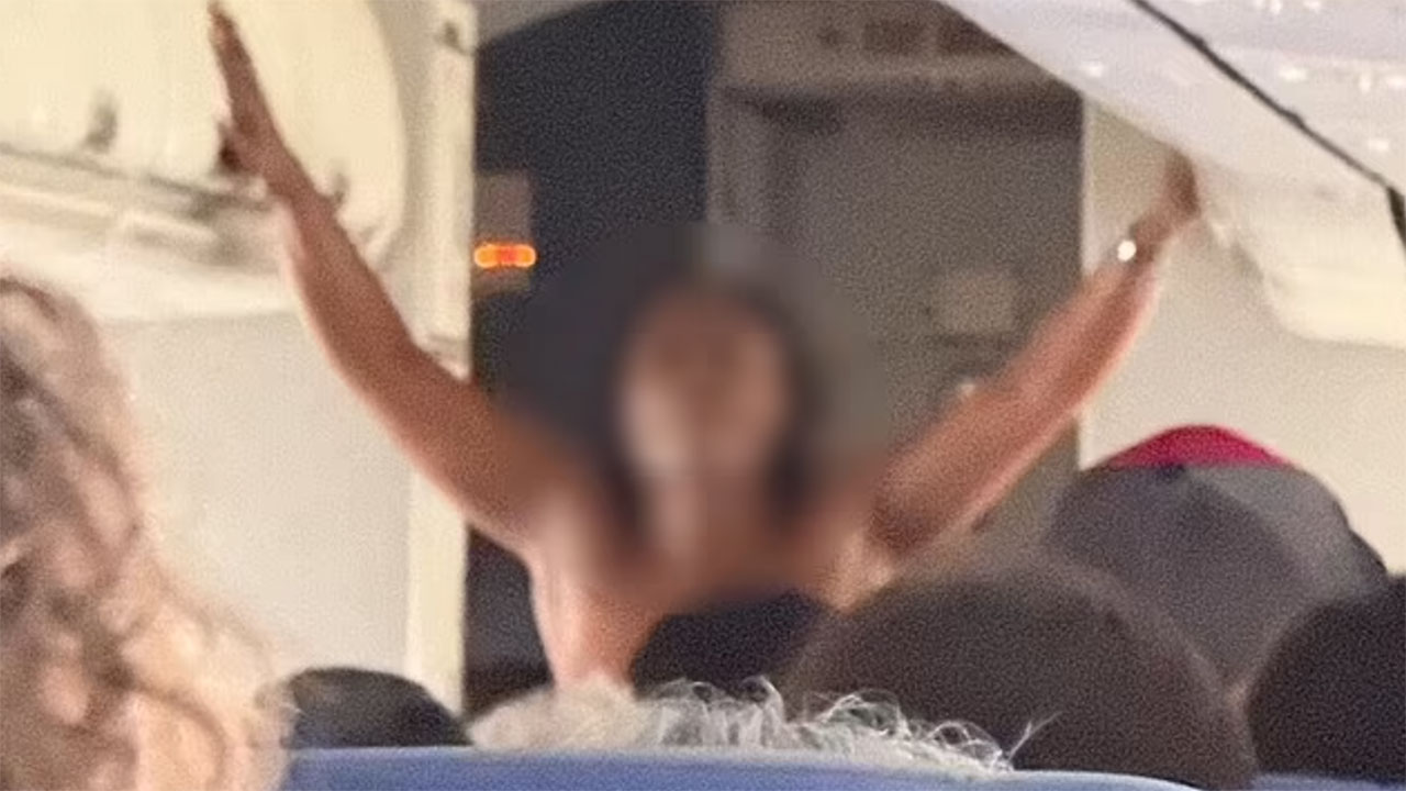 Uçakta striptiz skandalı! Bir anda soyunmaya başladı, kokpite girmeye kalktı: Uçak geri döndü