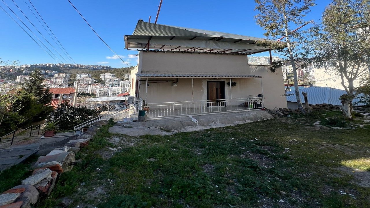Çatı tamiri yapan baba ve oğlu hayatını kaybetti