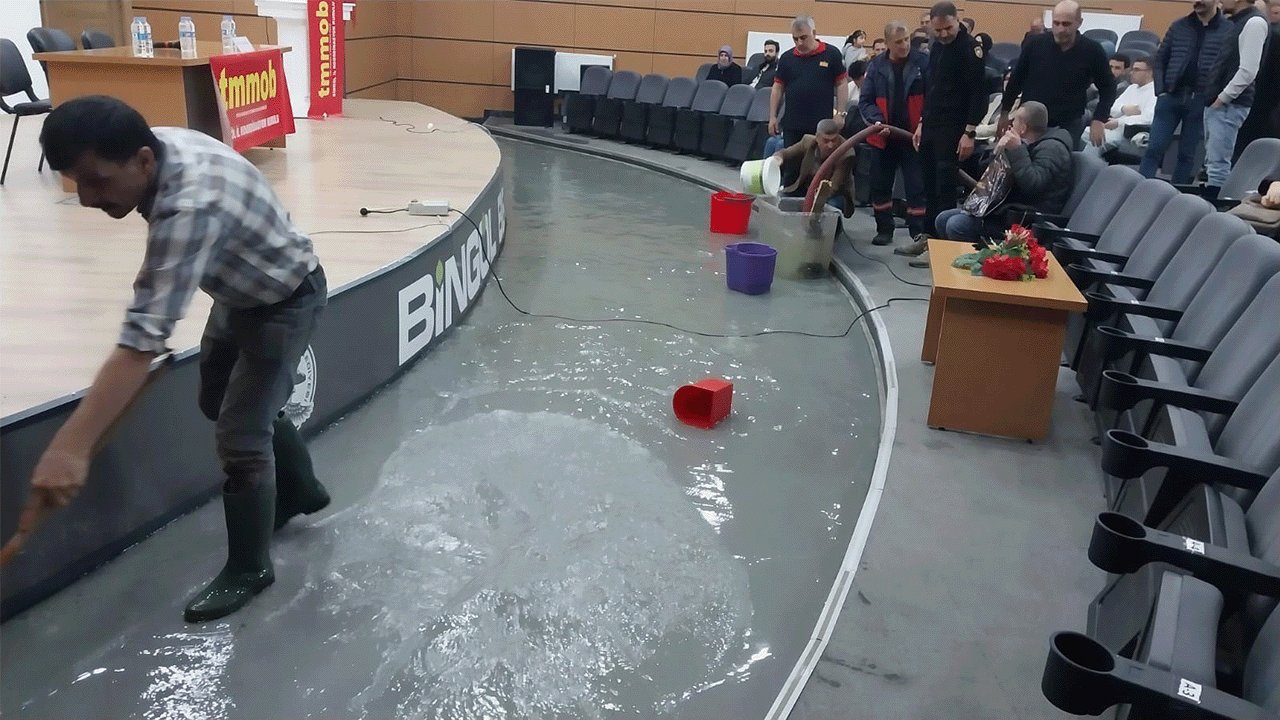 Naci Görür'ün konuşma yapacağı salonu su bastı