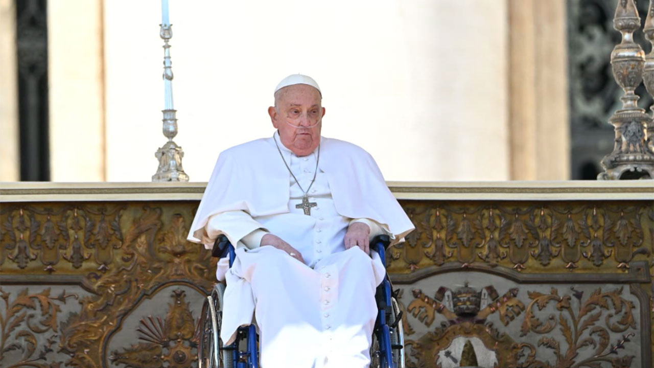Papa ilk kez Aziz Petrus Meydanı'na çıktı ve halkı selamladı