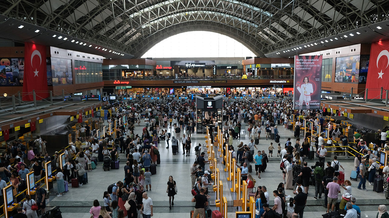 Ara tatil ve bayram birleşti, havalimanında tarihi rekor kırıldı: Tam 1.2 milyon yolcu, 7 bin uçuş