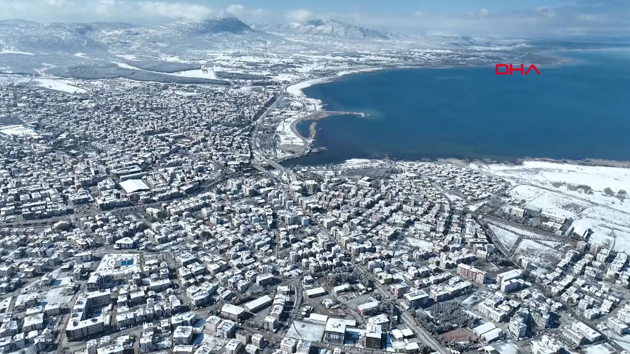 Nisan ayında bütün kent bembeyaz oldu: Pazartesi gününe kadar yağış sürecek