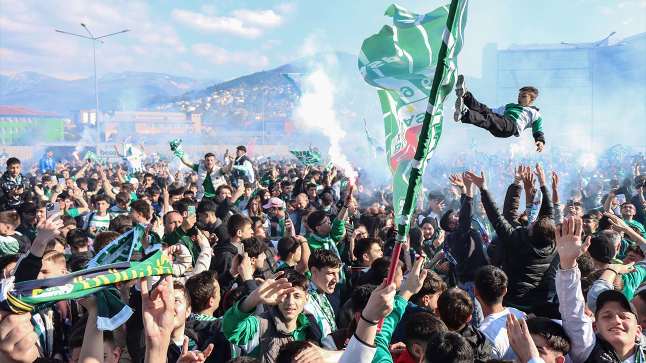 Geriye düştüğü maçı çevirdi! Bursaspor şampiyon oldu: TFF 2. Lig'e yeniden yükseldi