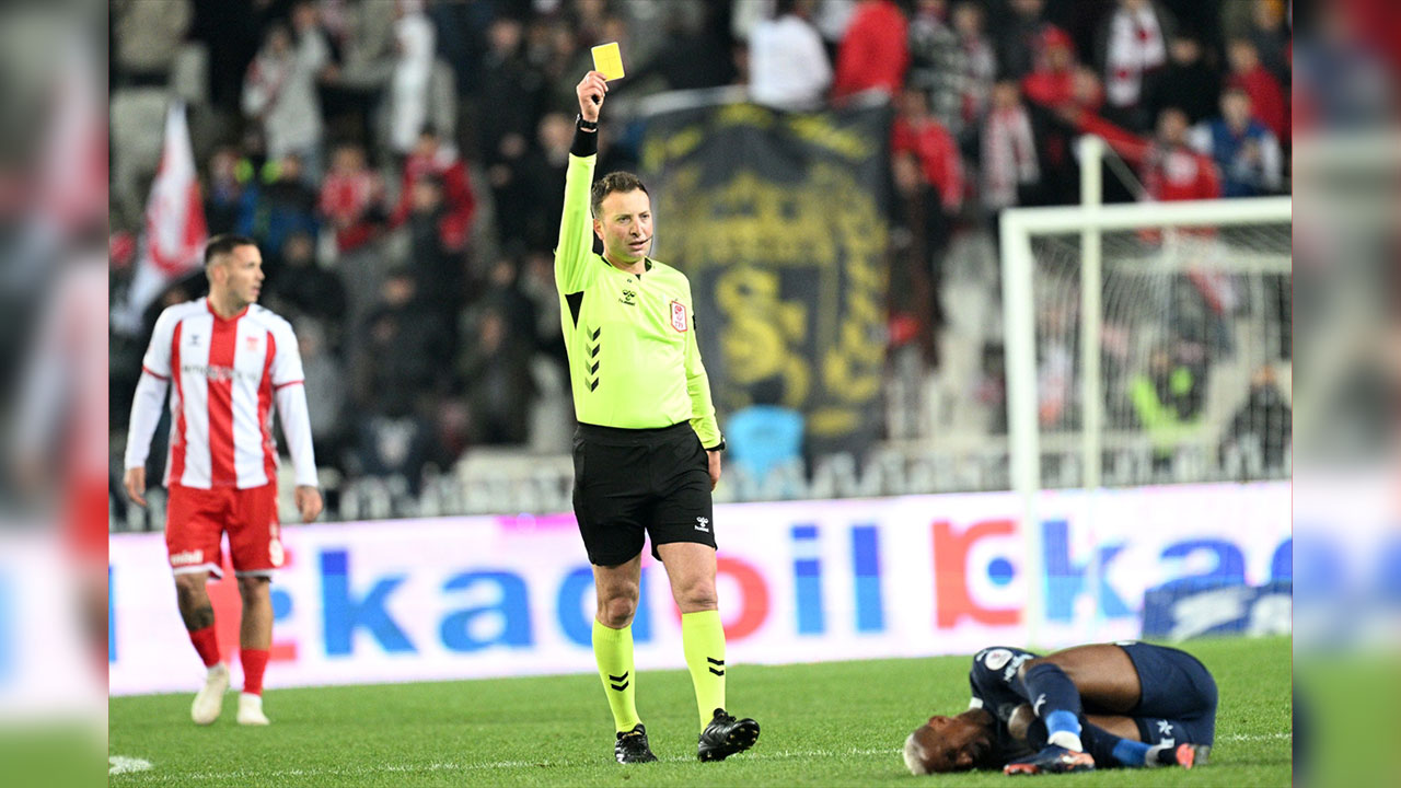 Sivasspor Asbaşkanı'ndan Fenerbahçe maçı sonrası sert açıklama: Her hafta aynı senaryo