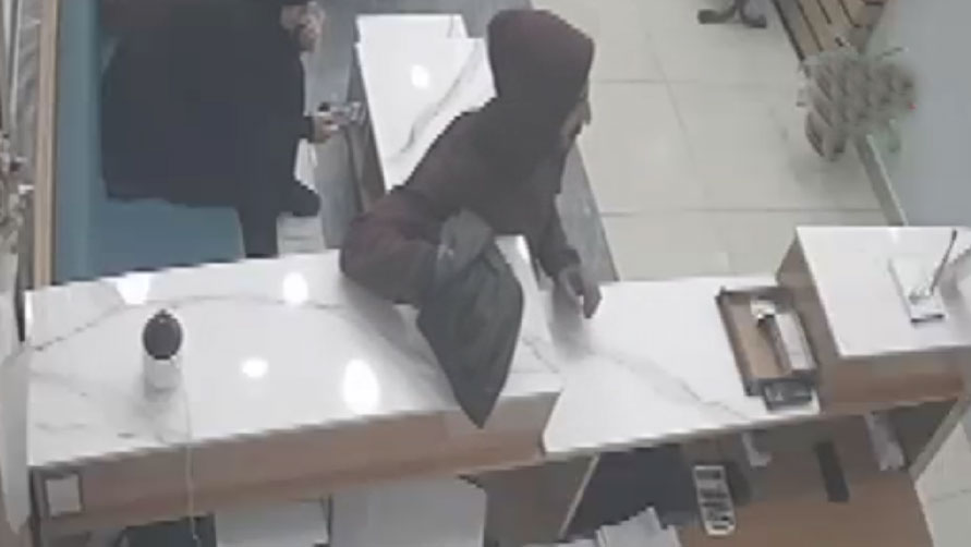7 saniye süren hırsızlık! Sadaka kutusunu böyle çaldı