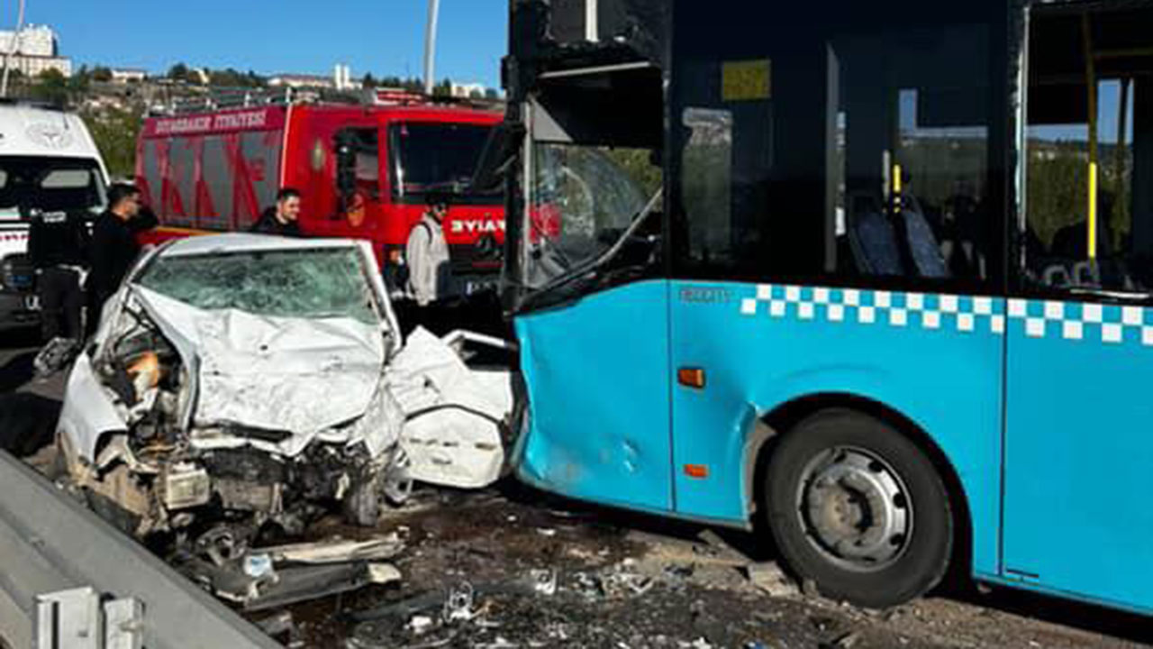Belediye otobüsü otomobille kafa kafaya çarpıştı! Can pazarı yaşandı, ölü ve yaralılar var