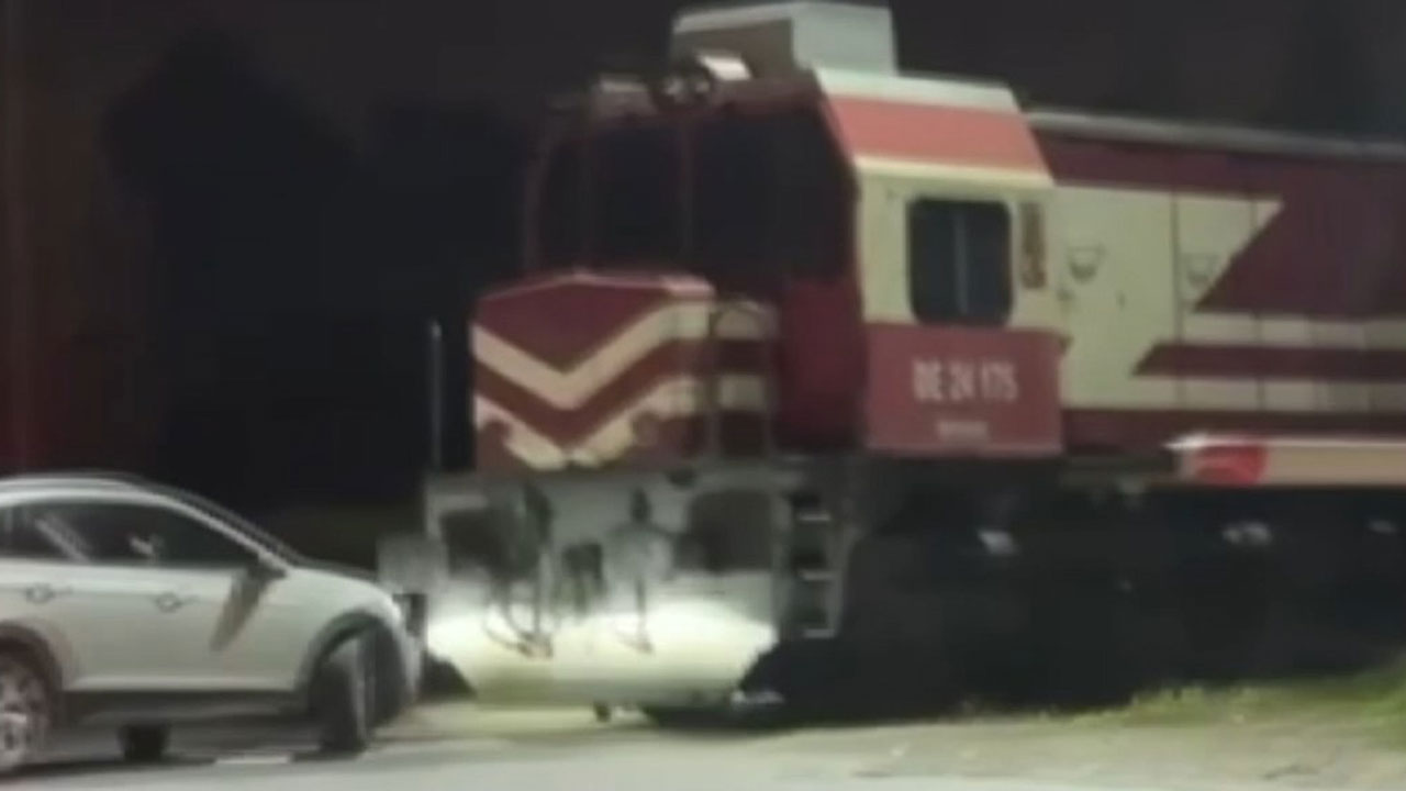 Otomobil ve tren kafa kafaya çarpıştı: Faciadan dönülen an saniye saniye kaydedildi