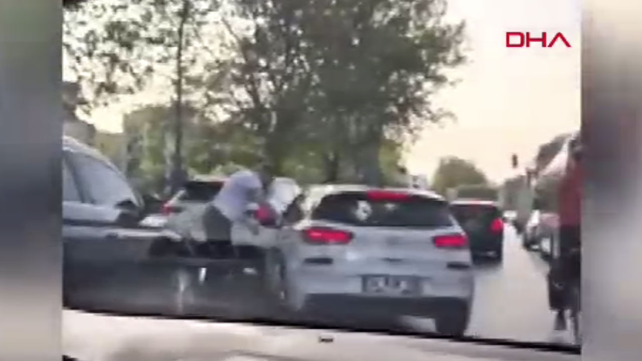İstanbul'da trafik kavgası kamerada: Aracı üzerine sürmeye çalıştı