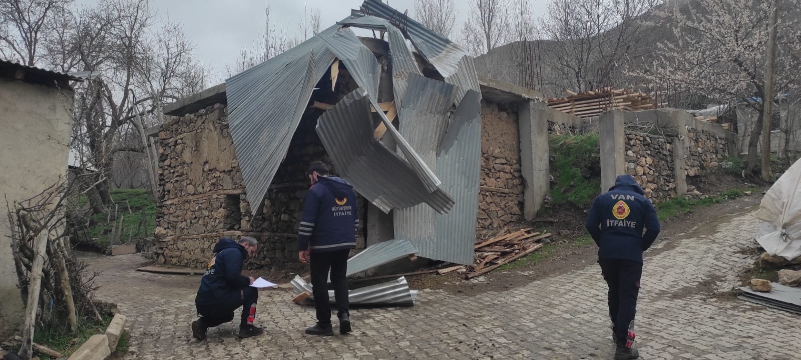 Fırtına felaketi o ilçeyi adeta yıktı: 50 evin çatısı uçtu, 100'den fazla ağaç devrildi