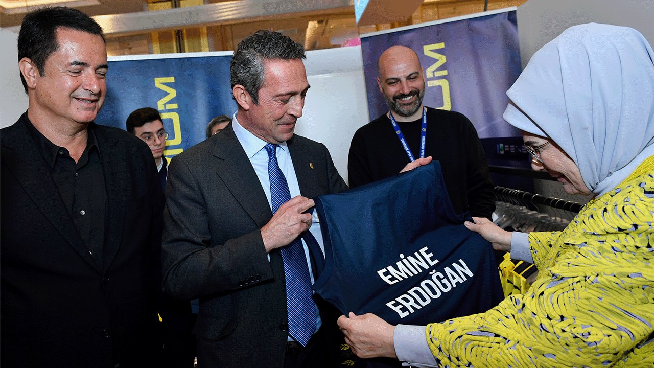 Ali Koç, Emine Erdoğan'a Fenerbahçe forması hediye etti