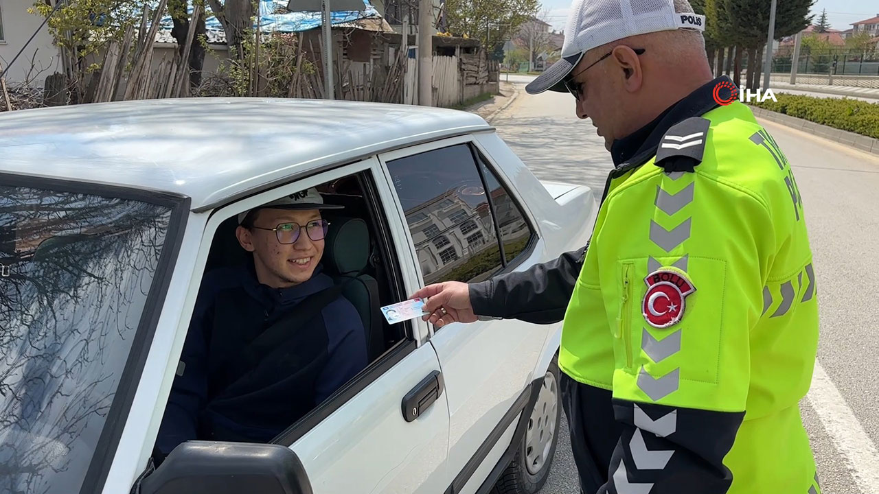 İlk kez polis çevirmesine giren genç bakın ne yaptı: Herkes şaşkınlıkla izledi