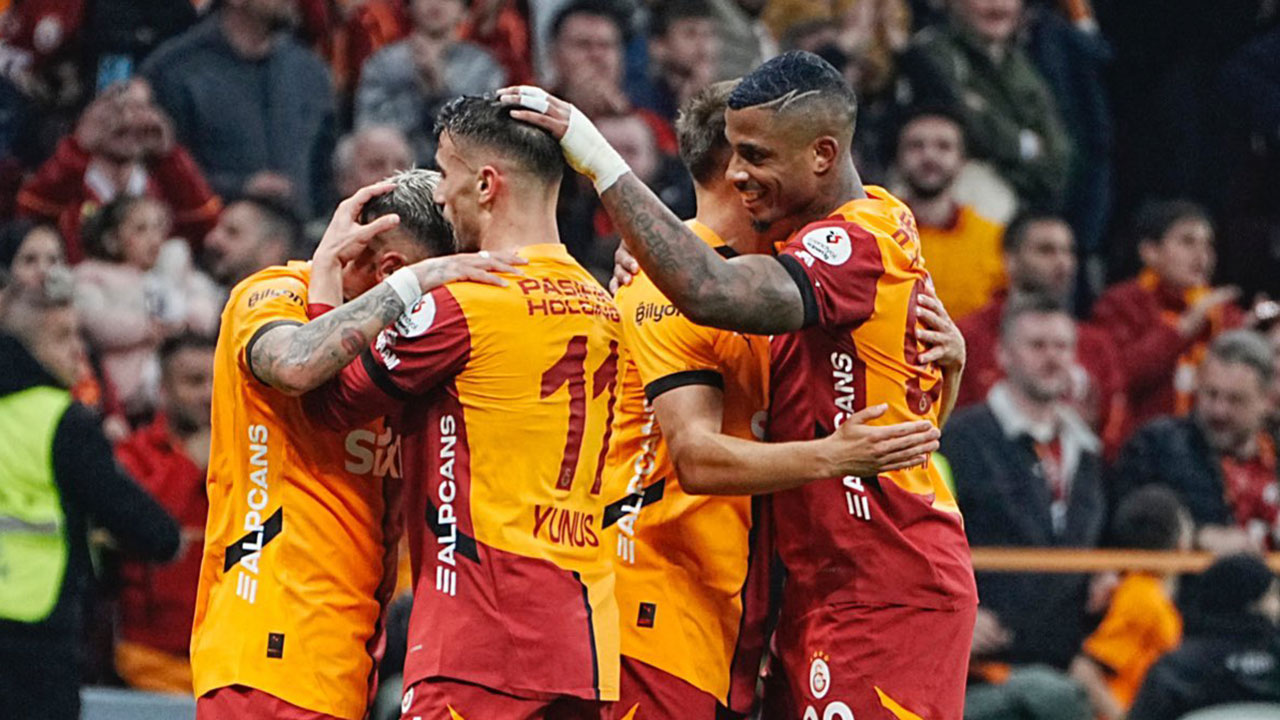 Galatasaray'da taraftarın beklediği haber: Yıldız ismin sözleşmesi uzatıldı