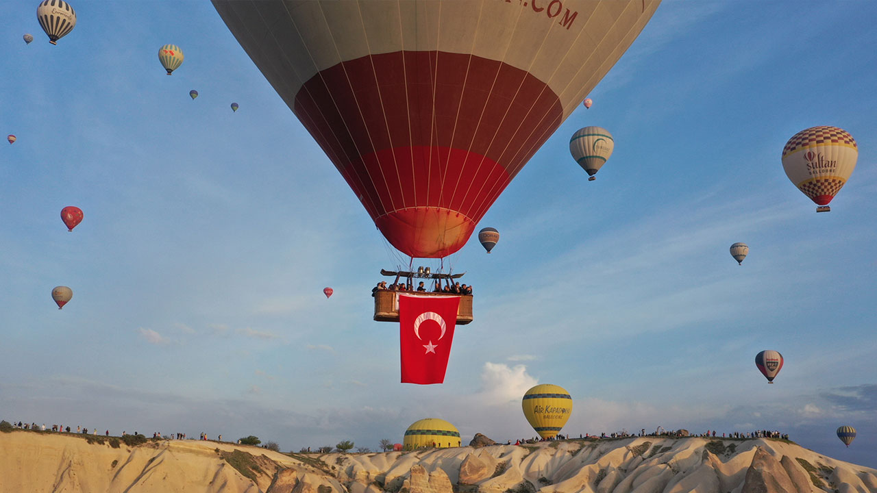 Kapadokya'da bayram coşkusu! Balonlar Türk Bayrakları ile havalandı