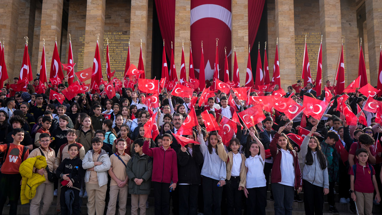 Çocuklar 23 Nisan'da 'Ata'sına koştu: Bakan Tekin öğrencilerle birlikte Anıtkabir’de!
